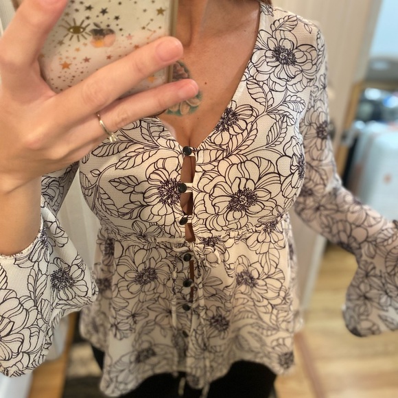 POL Tops - Bell sleeves cute blouse size small no flaws